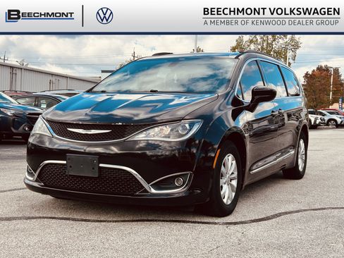 Used 2017 Chrysler Pacifica Touring-L image 3