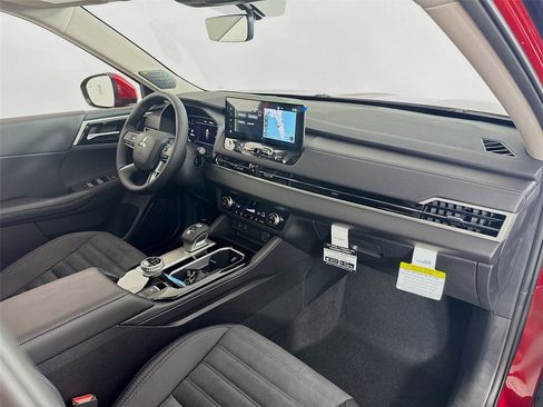 New 2025 Mitsubishi Outlander SE image 30