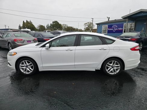 Used 2016 Ford Fusion SE FWD image 2