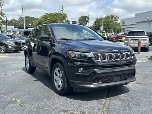 Used 2024 Jeep Compass Latitude AWD/4WD image 2