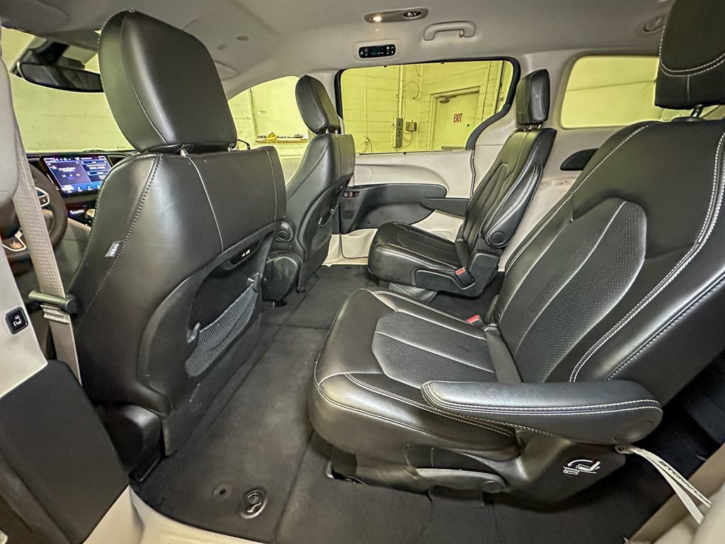 Used 2024 Chrysler Pacifica Touring-L FWD image 25