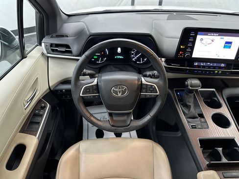 Used 2023 Toyota Sienna XLE FWD image 25