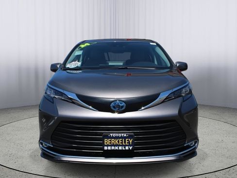Used 2024 Toyota Sienna XLE AWD/4WD image 3