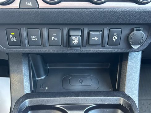 Used 2021 Toyota Tacoma Limited AWD/4WD image 32