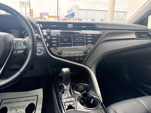 Used 2019 Toyota Camry SE w/ Sunroof Package image 16