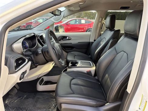 Used 2024 Chrysler Pacifica Select image 25
