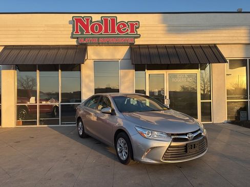 Used 2015 Toyota Camry LE image 1