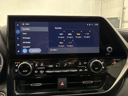 Used 2024 Toyota Highlander Limited image 18