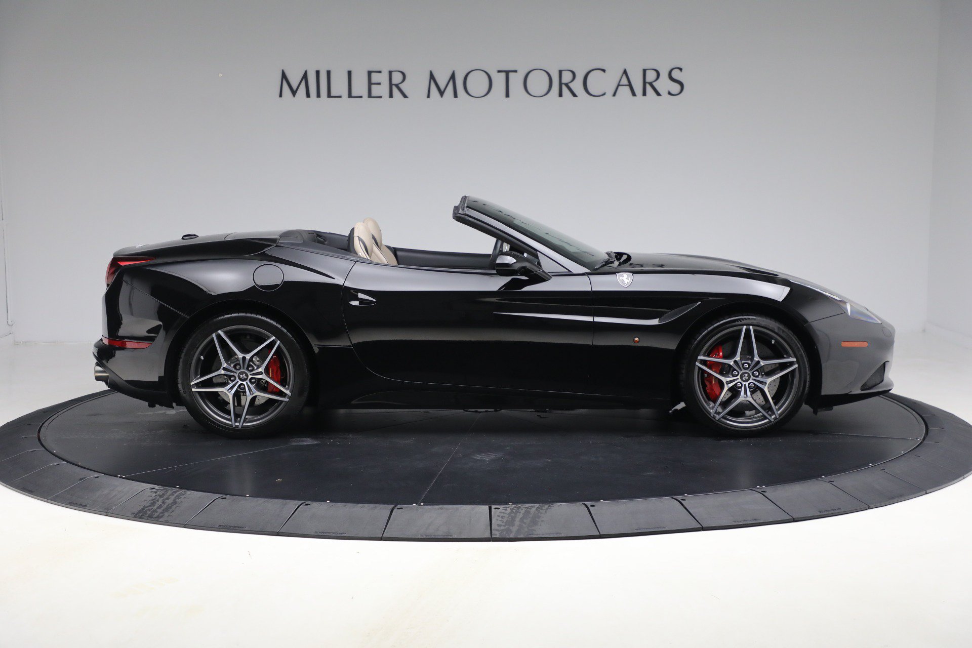 Certified 2016 Ferrari California T RWD image 10