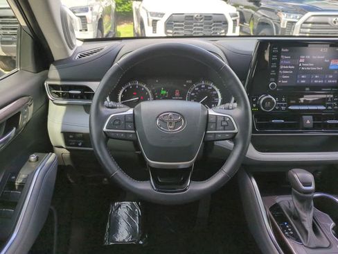 Used 2022 Toyota Highlander Limited FWD image 16