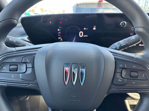 Used 2025 Buick Envista Preferred image 28