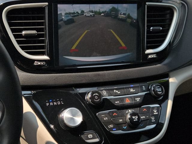 Used 2024 Chrysler Pacifica Touring-L FWD image 19