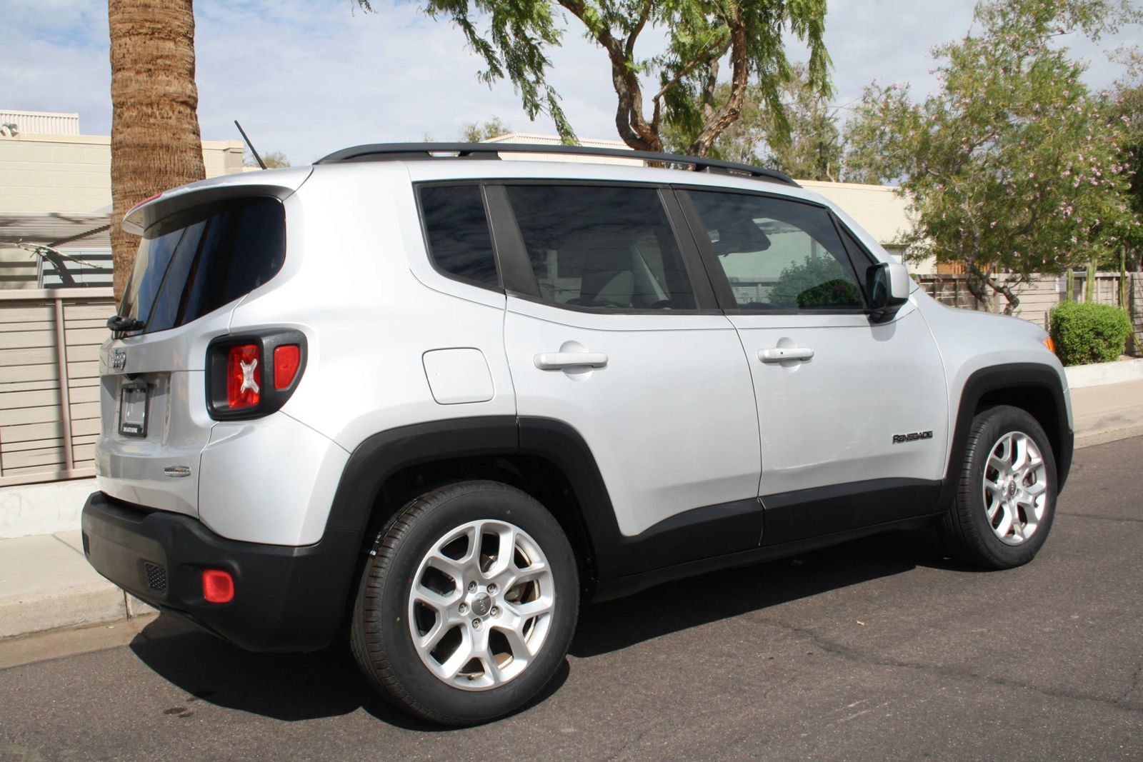Used 2015 Jeep Renegade Latitude FWD image 3