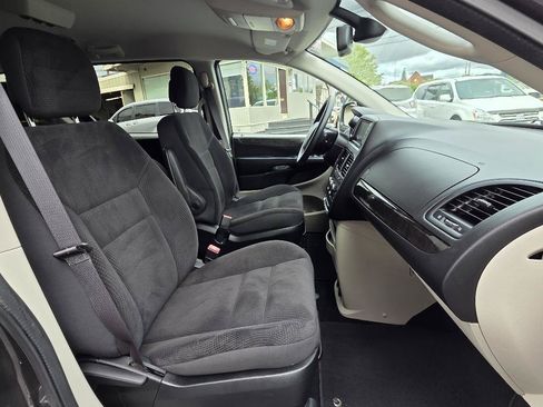 Used 2018 Dodge Grand Caravan SE w/ UConnect Hands-Free Group FWD image 14