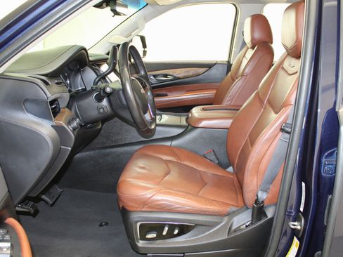 Used 2018 Cadillac Escalade Luxury image 33