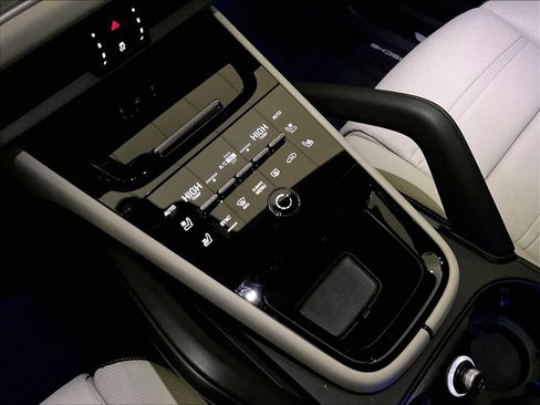 Used 2025 Porsche Cayenne Coupe image 20