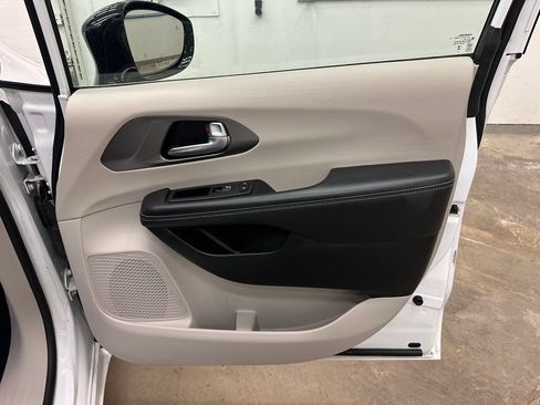 Certified 2024 Chrysler Pacifica Limited FWD image 30