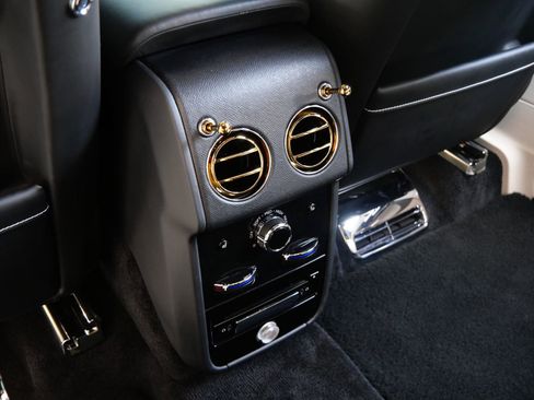 Used 2022 Rolls-Royce Cullinan Black Badge w/ Dark Exterior Package AWD/4WD image 30