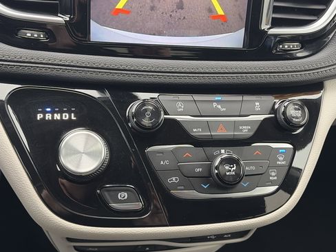 Used 2018 Chrysler Pacifica Limited w/ Tire & Wheel Group FWD image 33
