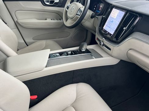 Used 2023 Volvo XC60 B5 Plus image 18