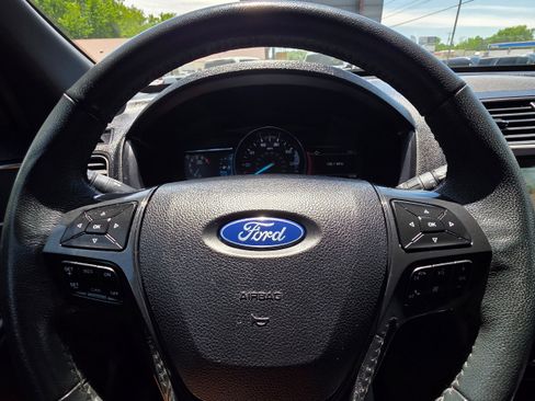 Used 2019 Ford Explorer XLT w/ Equipment Group 202A AWD/4WD image 9