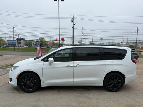 Used 2020 Chrysler Pacifica Touring-L Plus w/ S Appearance Package FWD image 7