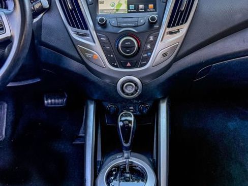 Used 2017 Hyundai Veloster Value Edition FWD image 32