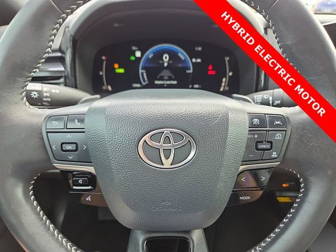 Used 2025 Toyota Camry SE w/ Convenience Package image 24