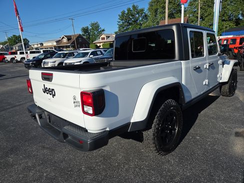 Certified 2022 Jeep Gladiator Sport AWD/4WD image 4