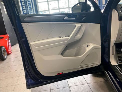 Used 2022 Volkswagen Tiguan SEL R-Line image 9