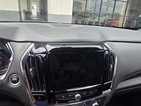 Used 2023 Chevrolet Traverse Premier FWD image 5