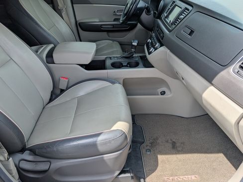 Used 2017 Kia Sedona LX w/ LX Essentials Premium Package FWD image 27