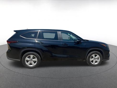 Used 2025 Toyota Highlander LE FWD image 17