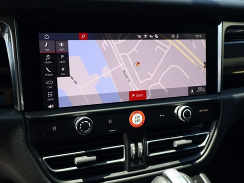 Certified 2026 Porsche Macan AWD/4WD image 18