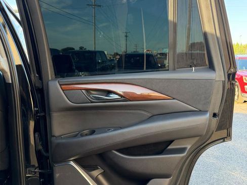 Used 2019 Cadillac Escalade Luxury AWD/4WD image 18