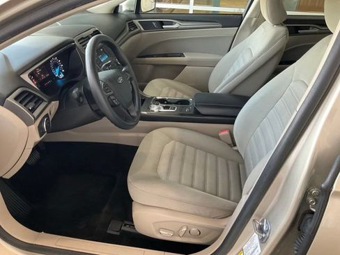 Used 2018 Ford Fusion SE FWD image 2