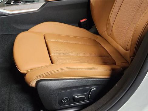 Certified 2025 BMW 330i xDrive Sedan w/ Convenience Package AWD/4WD image 4
