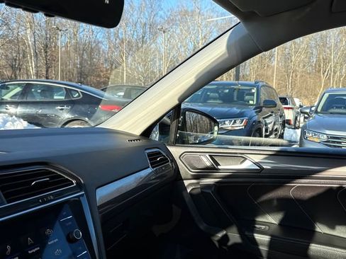 Certified 2024 Volkswagen Tiguan SE w/ Panoramic Sunroof Package image 22