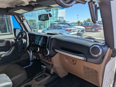 Used 2016 Jeep Wrangler Unlimited Rubicon w/ Connectivity Group AWD/4WD image 38
