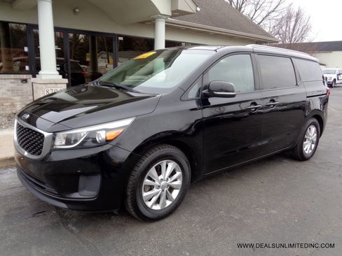 Used 2017 Kia Sedona LX w/ LX Essentials Premium Package image 1