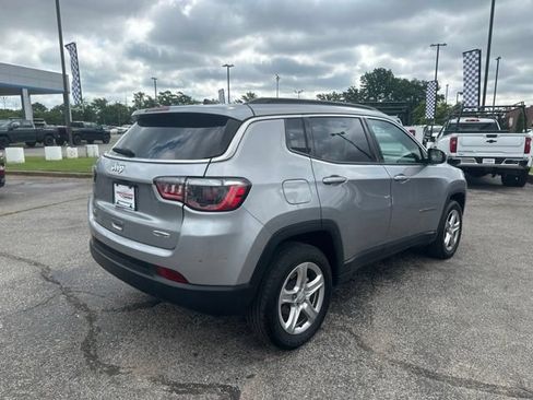 Used 2024 Jeep Compass Latitude AWD/4WD image 3