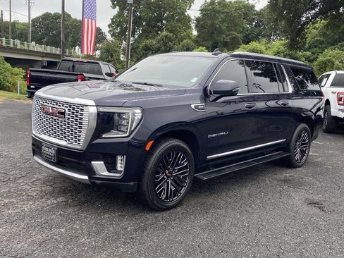 Used 2021 GMC Yukon XL Denali w/ Denali Premium Package AWD/4WD image 3