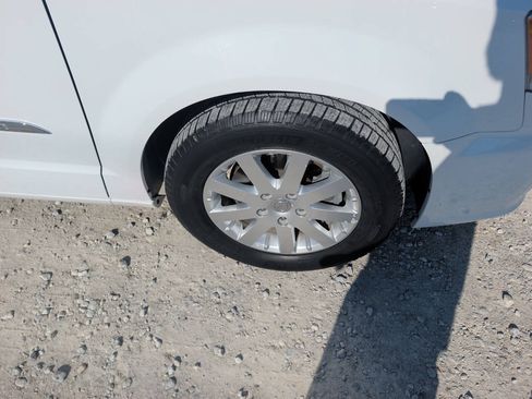 Used 2015 Chrysler Town & Country Touring FWD image 9