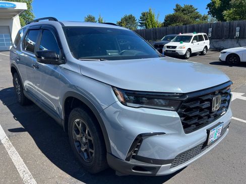 Used 2024 Honda Pilot TrailSport image 3