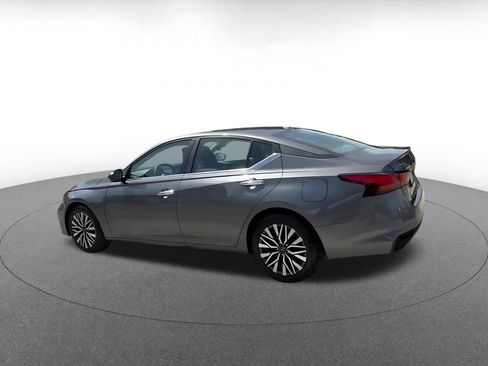 Used 2025 Nissan Altima 2.5 SV FWD image 10
