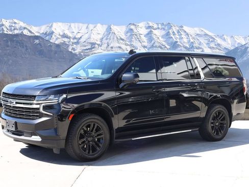Used 2024 Chevrolet Suburban LT w/ Luxury Package AWD/4WD image 2