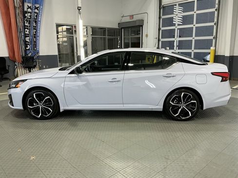 Used 2024 Nissan Altima 2.5 SR w/ SR Premium Package image 32