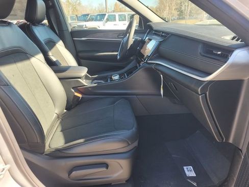 New 2026 Jeep Grand Cherokee Altitude image 14