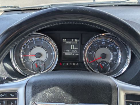 Used 2015 Chrysler Town & Country Touring w/ Driver Convenience Group FWD image 22