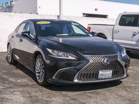 Used 2019 Lexus ES 300h w/ Accessory Package 2 image 3